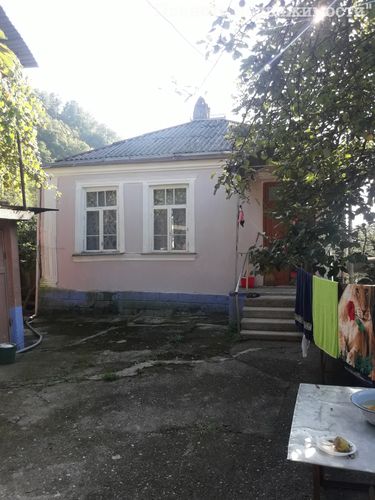 Бельэтажный дом с садом  в г. Сухум (район МВО)
